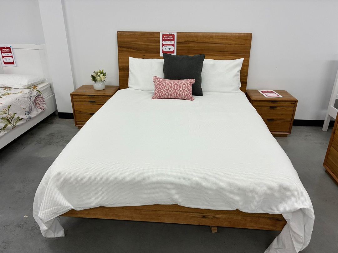 QUEEN BED – NATURAL MARRI WOOD2