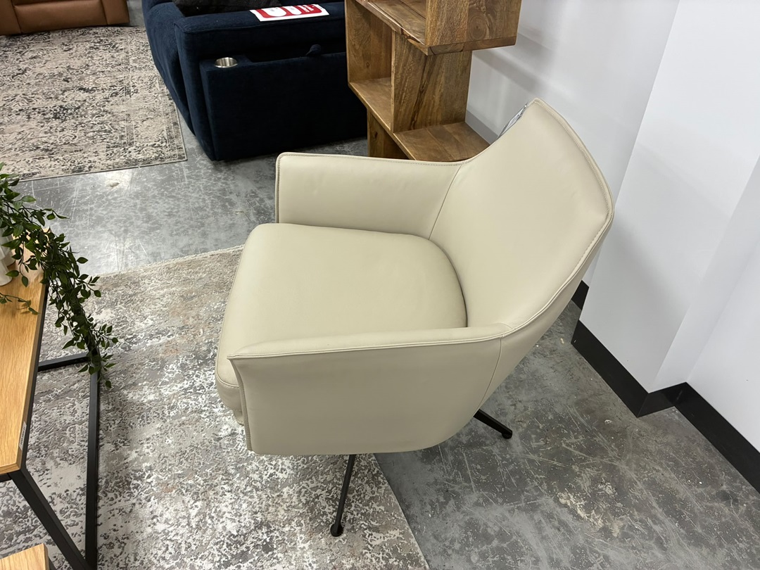 Leather Swivel Chair – Wheat Buffalo Leather1